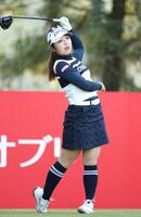 　２番、ティーショットを放つ佐久間朱莉（撮影・中田匡峻）