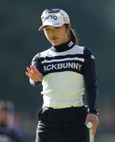 　１番、グリーンでラインを読む佐久間朱莉（撮影・中田匡峻）