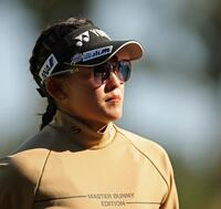 　９番、バーディーパットを決め、１０番へ向かう岩井千怜（撮影・中田匡峻）