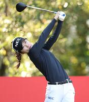 　２番、ティーショットを放つ安田祐香（撮影・中田匡峻）