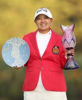 　ＪＬＰＧＡツアーチャンピオンシップリコーカップを制し、笑顔を見せる鈴木愛（撮影・中田匡峻）