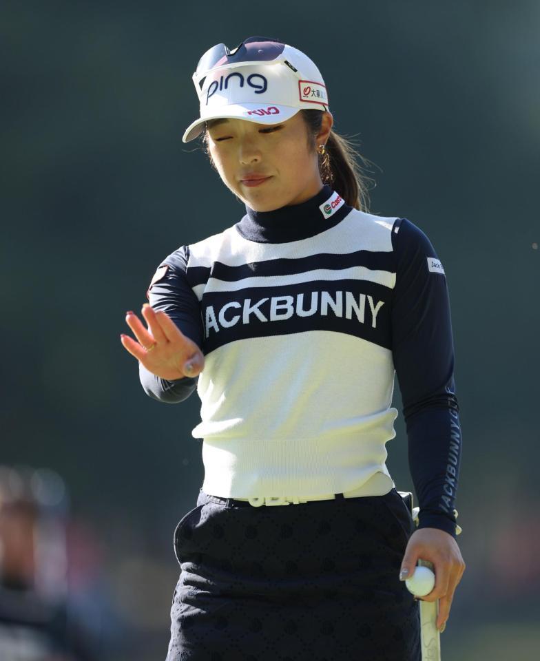 　１番、グリーンでラインを読む佐久間朱莉（撮影・中田匡峻）