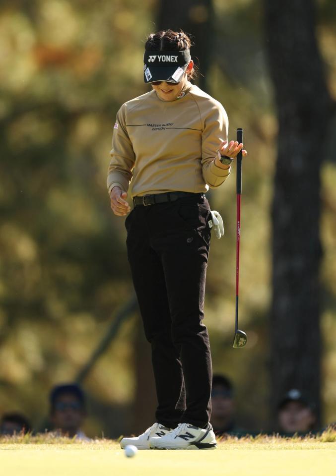 　９番、イーグルパットが外れ、下を向く岩井千怜（撮影・中田匡峻）