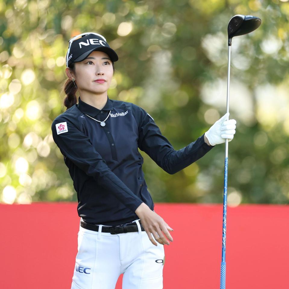 　２番、ティーショットを放ち、打球を見つめる安田祐香（撮影・中田匡峻）