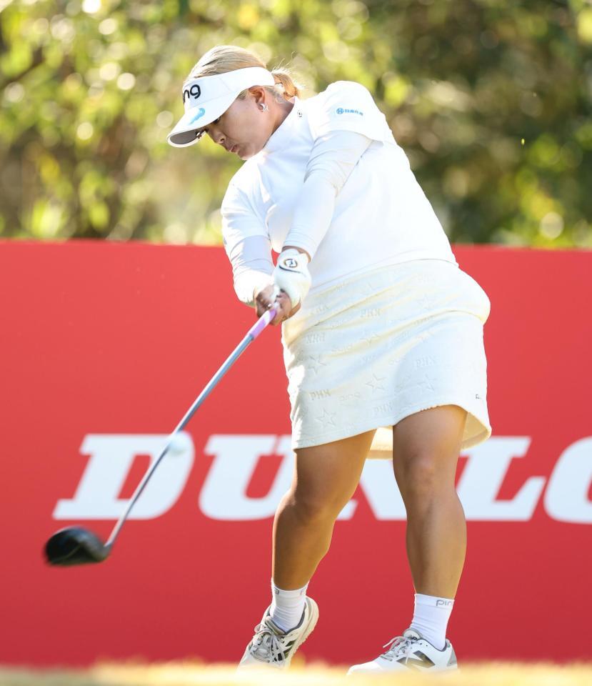 　２番、ティーショットを放つ鈴木愛（撮影・中田匡峻）