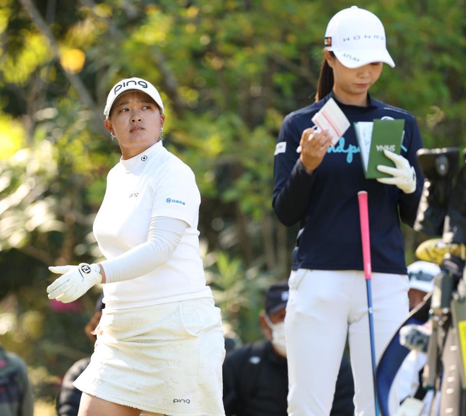 　２番、最終日、最終組の鈴木愛（左）と金沢志奈（撮影・中田匡峻）