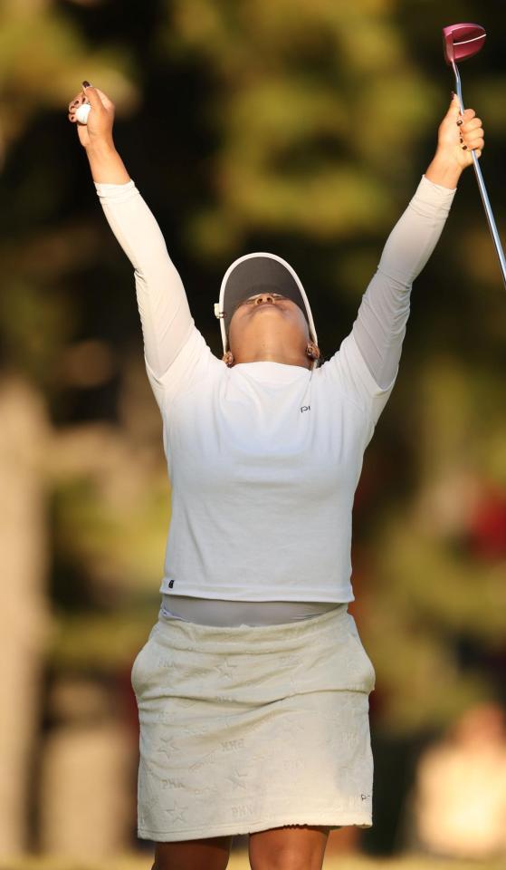 　１８番、岩井千怜とのプレーオフを制し、優勝した鈴木愛は拳を突き上げる（撮影・中田匡峻）