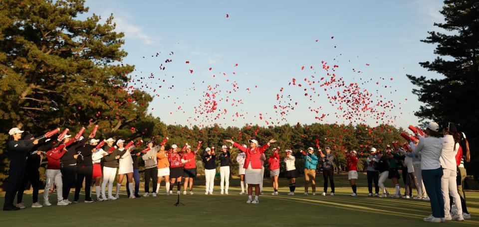 　優勝した鈴木愛（中央）は選手たちからフラワーシャワーの祝福を受ける（撮影・中田匡峻）