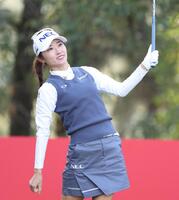 　２番、ティーショットを放ち、打球を見つめる安田祐香＝１１月２７日