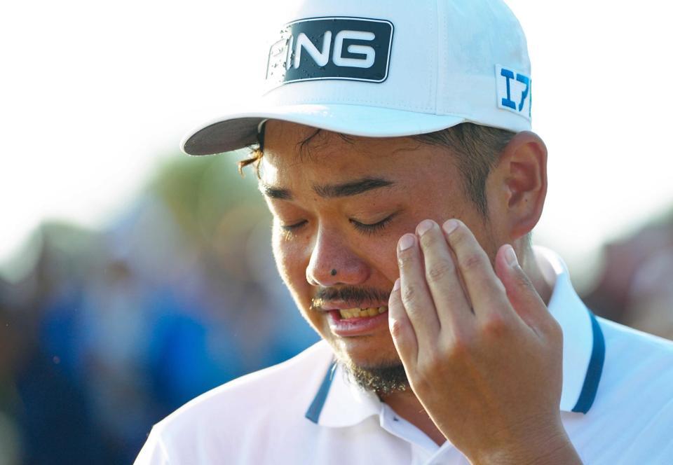 　優勝を決め、インタビュー中に涙を見せる大岩龍一