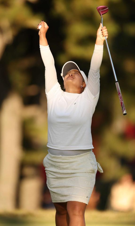 　岩井千怜とのプレーオフを制し、優勝した鈴木愛は拳を突き上げる（撮影・中田匡峻）