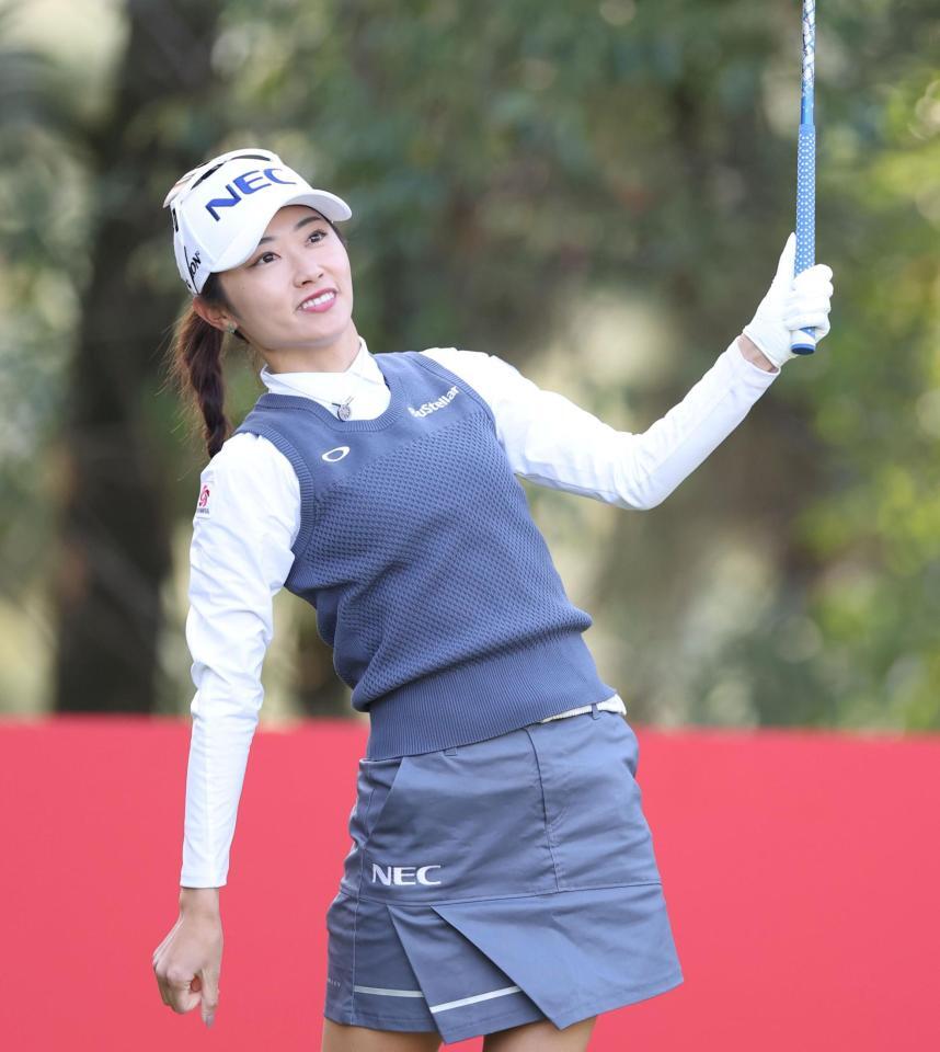 　２番、ティーショットを放ち、打球を見つめる安田祐香＝１１月２７日