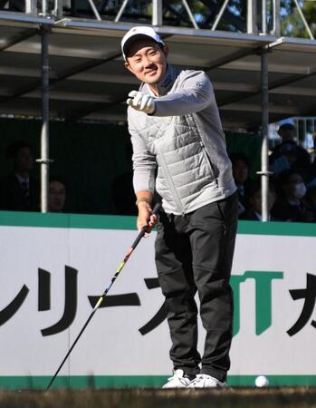 　スタートホールでギャラリーから「結婚おめでとう！」と祝福され笑顔の金谷拓実（撮影・開出牧）