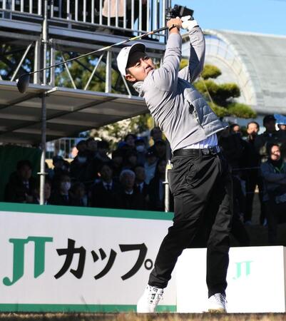 　１番、ティーショットを放つ金谷拓実（撮影・開出牧）