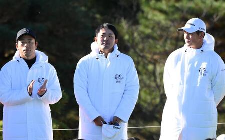 　開会式でアナウンスされ帽子を取る金谷拓実（中央）。右は中島啓太、左は原敏之（撮影・開出牧）