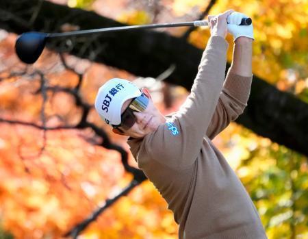 　第１日、１２番でティーショットを放つ宋永漢。７アンダーで首位＝東京よみうりＣＣ