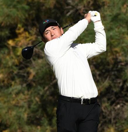 　４番、ティーショットを放つ金子駆大（撮影・開出牧）