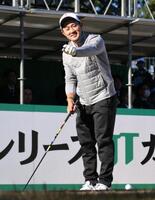 　スタートホールでギャラリーから「結婚おめでとう！」と祝福され笑顔の金谷拓実（撮影・開出牧）