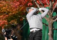 　１８番、ティーショットを放つ金谷拓実（撮影・開出牧）