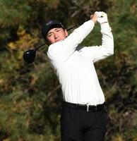 　４番、ティーショットを放つ金子駆大（撮影・開出牧）