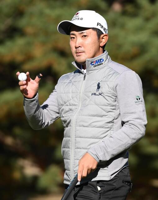 　１７番、バーディパットを沈めギャラリーの歓声に応える金谷拓実（撮影・開出牧）