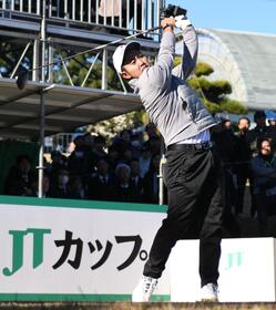 　１番、ティーショットを放つ金谷拓実（撮影・開出牧）