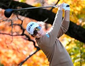 　第１日、１２番でティーショットを放つ宋永漢。７アンダーで首位＝東京よみうりＣＣ