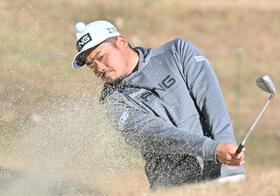　４番でバンカーショットを放つ大岩龍一