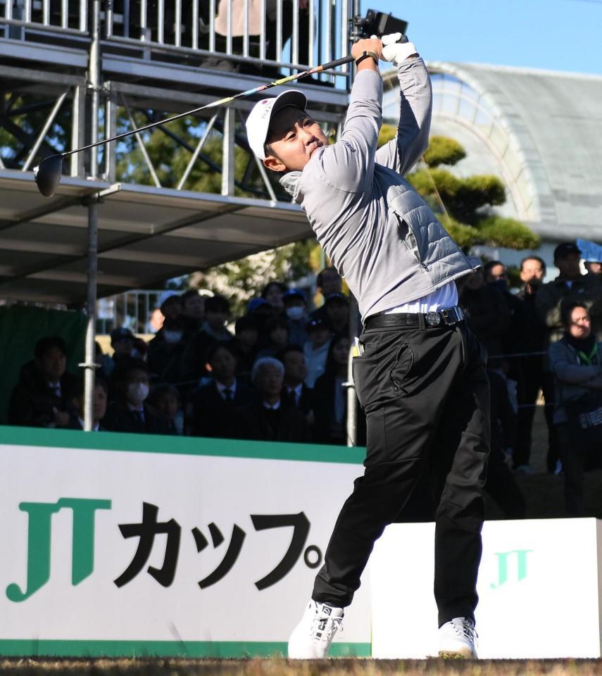 　１番、ティーショットを放つ金谷拓実（撮影・開出牧）