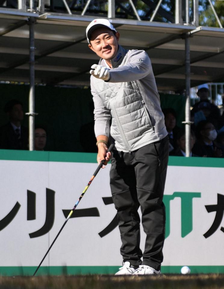 　スタートホールでギャラリーから「結婚おめでとう！」と祝福され笑顔の金谷拓実（撮影・開出牧）