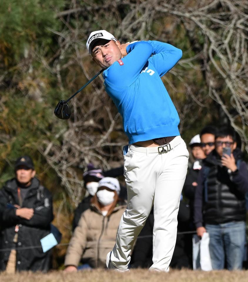 　４番、ティーショットを放つ蟬川泰果（撮影・開出牧）