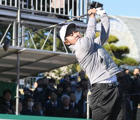 　１番でティーショットを放つ金谷拓実