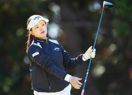 　３番でティーショットを放ちボールの行方を追う政田夢乃