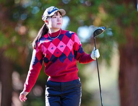 　３番でティーショットを放ちボールの行方を追う尾関彩美悠