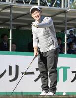 　ギャラリーから結婚を祝福され、笑顔を見せる金谷拓実（撮影・開出牧）