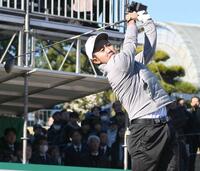 　１番でティーショットを放つ金谷拓実