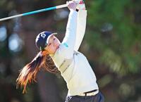 　３番でティーショットを放つ伊藤愛華