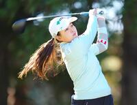 　３番でティーショットを放つ神谷桃歌