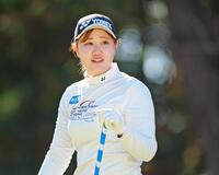 　３番のティーショット後、ボールの行方を追う倉林紅