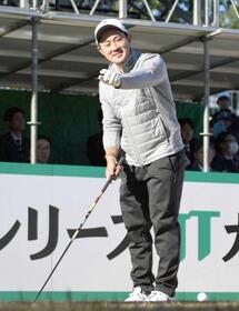 　ギャラリーから結婚を祝福され、笑顔を見せる金谷拓実（撮影・開出牧）