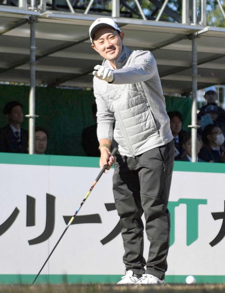 　ギャラリーから結婚を祝福され、笑顔を見せる金谷拓実（撮影・開出牧）