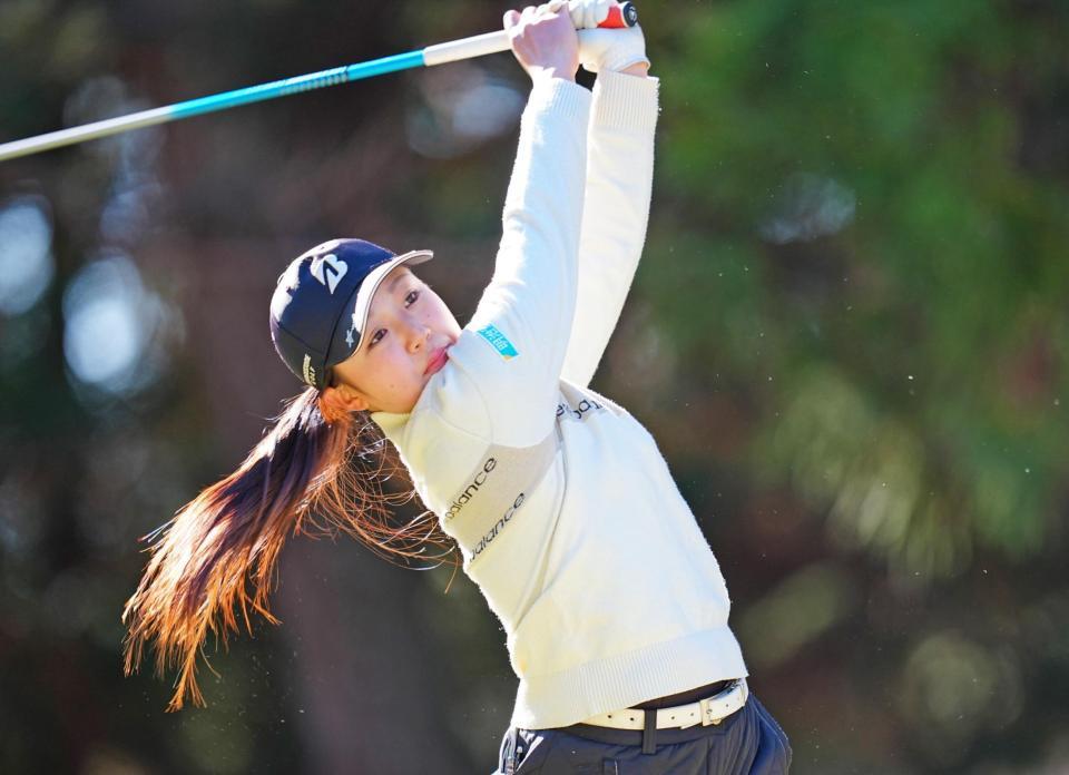　３番でティーショットを放つ伊藤愛華