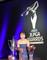 　年間最優秀選手賞に輝き会心の笑みを浮かべる佐久間朱莉（撮影・開出牧）