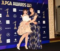 　仲良くポーズを決める菅沼菜々（左）と神谷そら（撮影・開出牧）