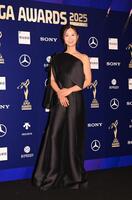 　ブラックドレスでポーズをとる金沢志奈（撮影・開出牧）