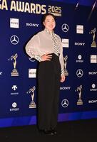 　ドレスアップ撮影でポーズをとる竹田麗央（撮影・開出牧）