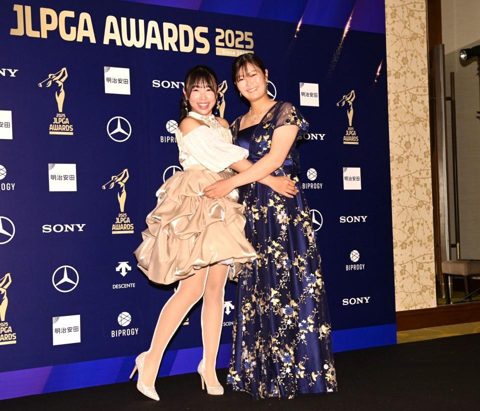 　仲良くポーズを決める菅沼菜々（左）と神谷そら（撮影・開出牧）