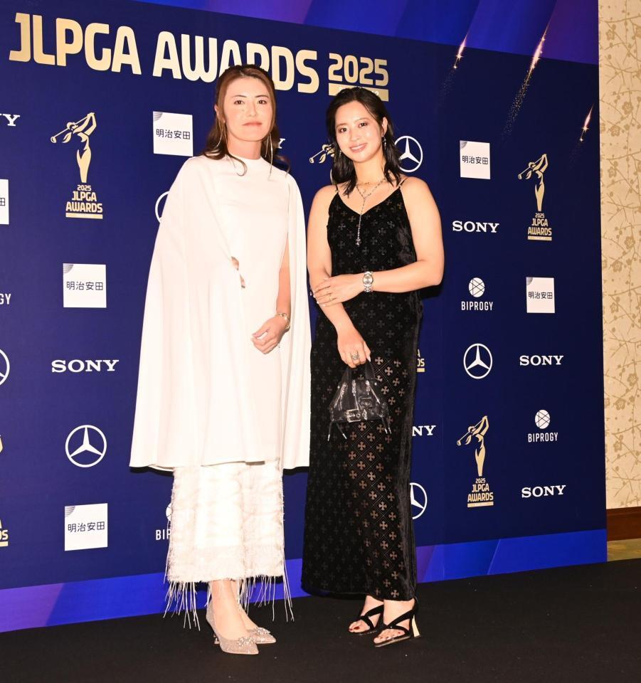 　ドレスアップ撮影でポーズをとる渡辺彩香（左）、柏原明日架（撮影・開出牧）