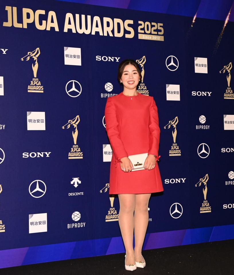 　ドレスアップ撮影でポーズをとる山下美夢有（撮影・開出牧）