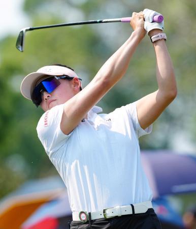 　第３ラウンド、１６番でティーショットを放つ岩井千怜。通算１７アンダーで３位＝サイアムＣＣ（共同）